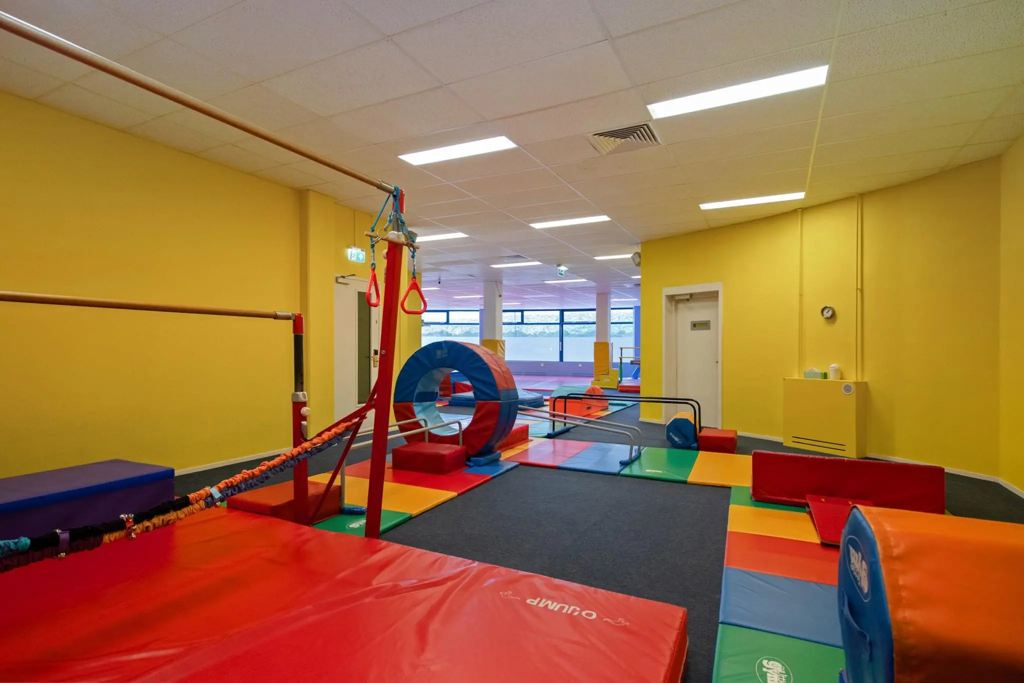 Speelzaal aan de Koningin Julianalaan met kleurrijke gymnastiekinrichting voor kinderen.